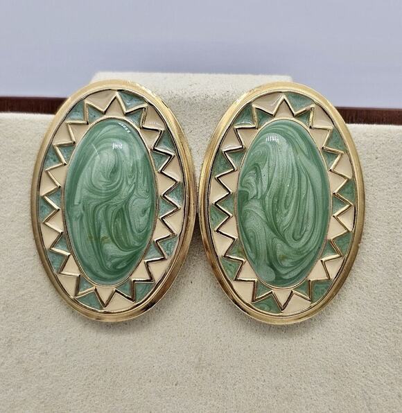 Unbranded Jewelry - Vintage Green Enameled Inlay Swirl Gold Tone Oval Clip Earrings